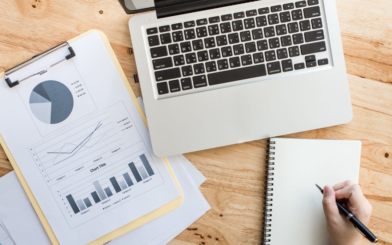 Graphiques imprimés, ordinateur et carnet de notes — rapport de consultation